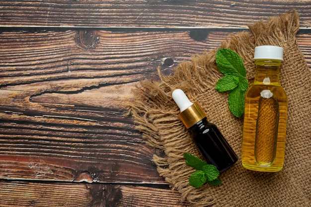 huile-essentielle-menthe-poivree-bouteille-menthe-verte-fraiche_1150-38034