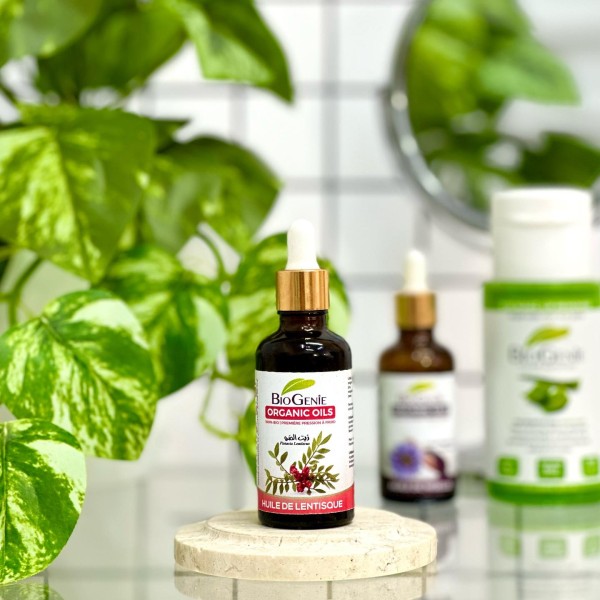 l’huile végétale de Lentisque apaise et répare les peaux seches ou sujettes aux rougeurs, calme les irritations et soulage les petits problèmes de peau. Naturellement riche en actifs décongestionnants, c’est aussi une alliée de choix pour des jambes légères. Ses vertus toniques en font également un ingrédient réputé pour stimuler le cuir chevelu et fortifier les cheveux.
Propriétés :
•Hydratante et émolliente.
•Antirides grâce à sa richesse en antioxydants.
•Anticernes, aide à se débarrasser des cernes sous les yeux.
•Lutte contre les problèmes de peau, tels que : l’acné, l’eczéma et le psoriasis.
•Efficace contre la cellulite, les varices et élimine la rétention de l’eau grâce à ses actions décongestionnantes lymphatiques et désinfiltrantes.
•Phlebotonique, soulage la sensation des jambes lourdes.
•Soulage les douleurs dentaires et gastriques.
•Lutte contre les hémorroides.
huile huilesessentielles huilevegetale lentisque
skincare skincaretips selflove